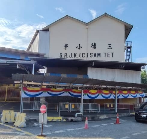 国庆月来临校园展开装潢 红白蓝黄爱国气氛满溢