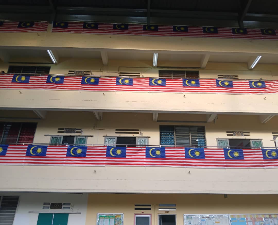 国庆月来临校园展开装潢 红白蓝黄爱国气氛满溢