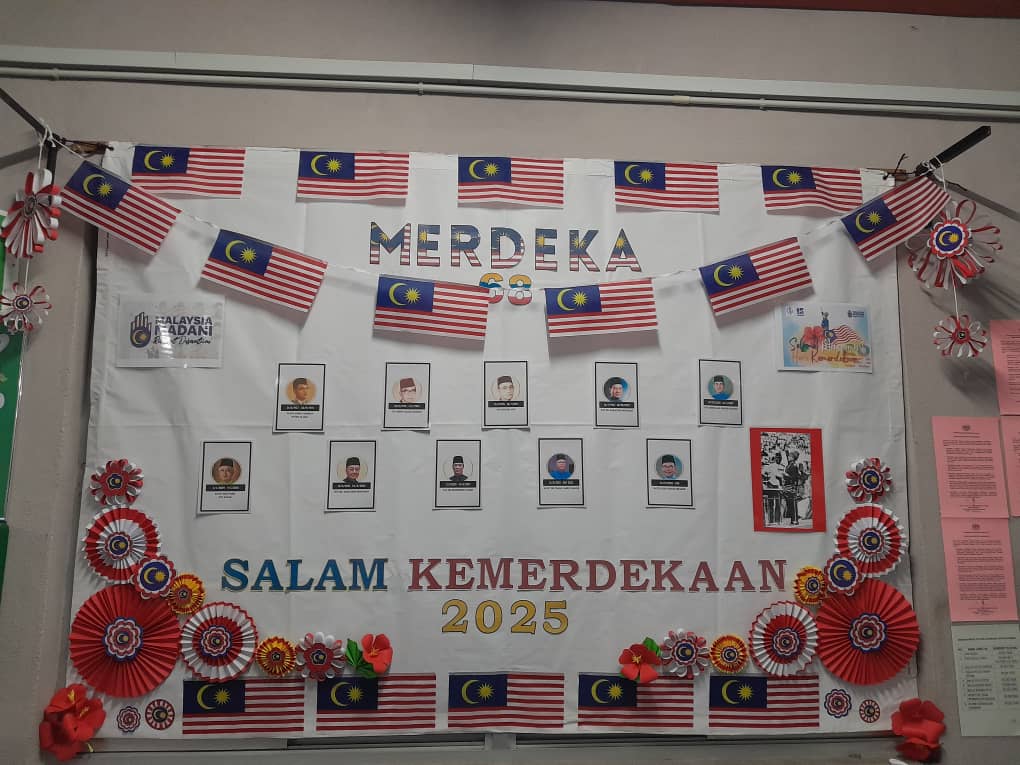 国庆月来临校园展开装潢 红白蓝黄爱国气氛满溢