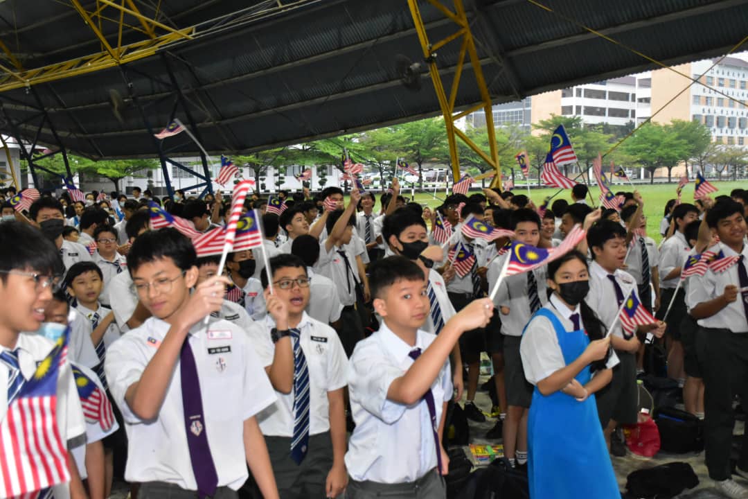 国庆月来临校园展开装潢 红白蓝黄爱国气氛满溢