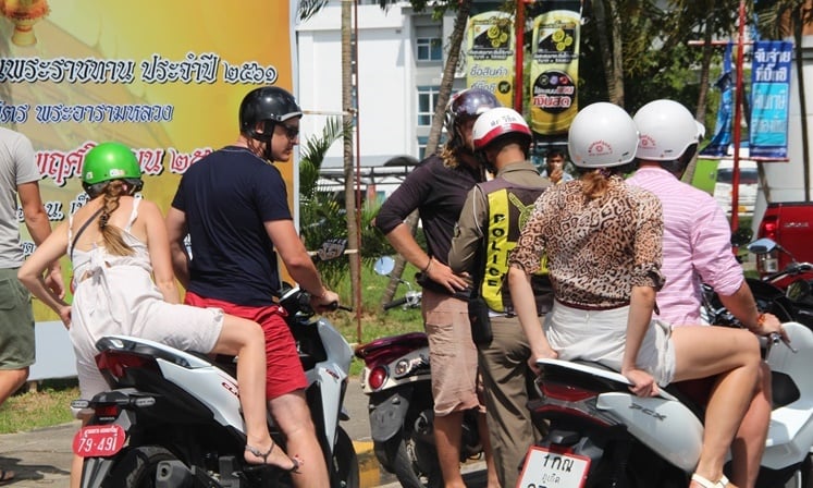 在普吉岛无牌驾驶、没戴头盔 逾1.7万外国游客遭罚