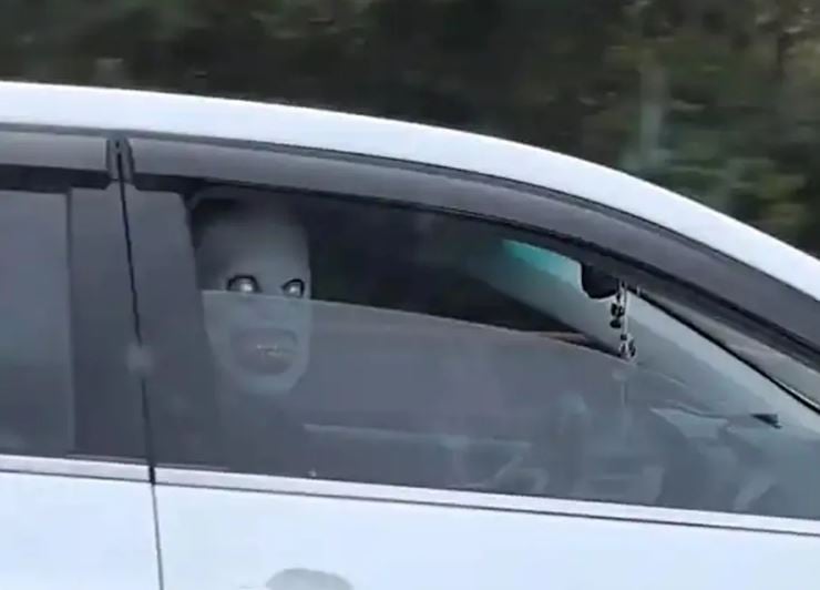 在高速戴恐怖面具遭批危险至极 警方通报是42岁外籍教师