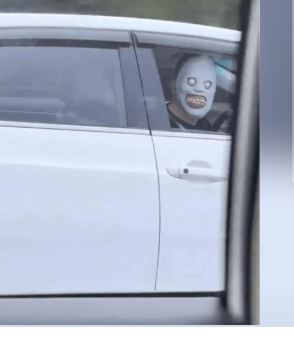 在高速戴恐怖面具遭批危险至极 警方通报是42岁外籍教师