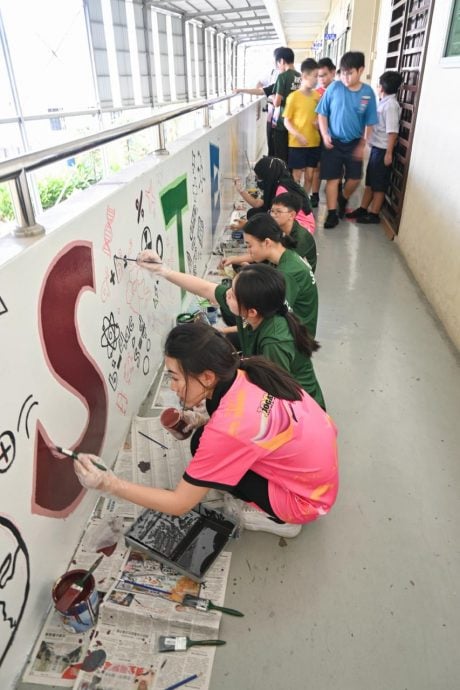 培南独中学生在三德华小 绘制STEM教育理念壁画