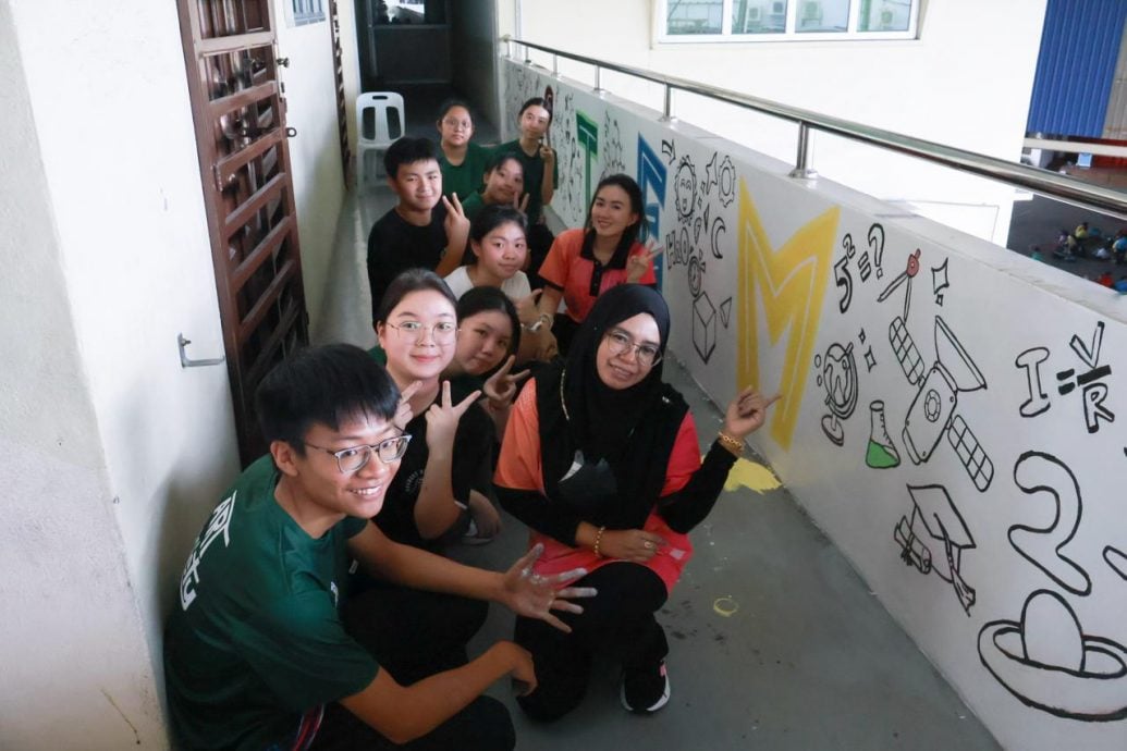 培南独中学生在三德华小 绘制STEM教育理念壁画