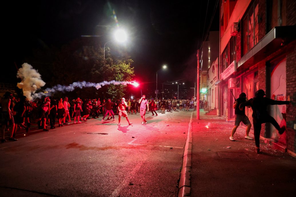 塞尔维亚反政府示威加剧　执政党办公室遭纵火破坏