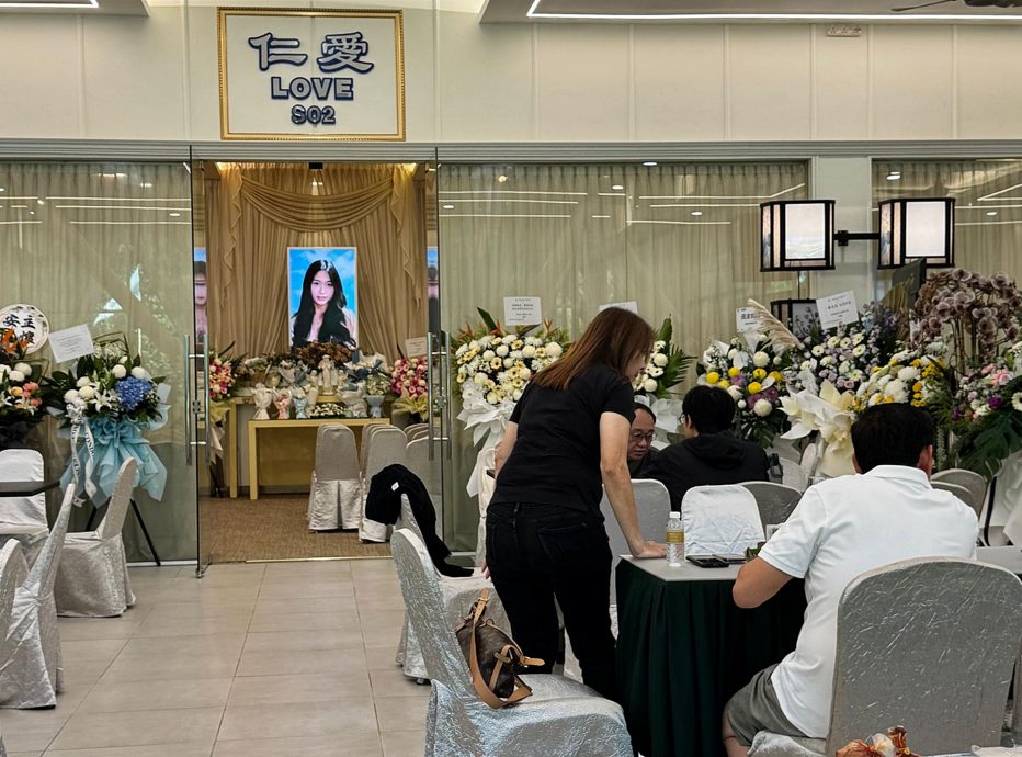 大三生坠楼案|友人携花束灵堂致意·愿逝者做“永远快乐的小天使”