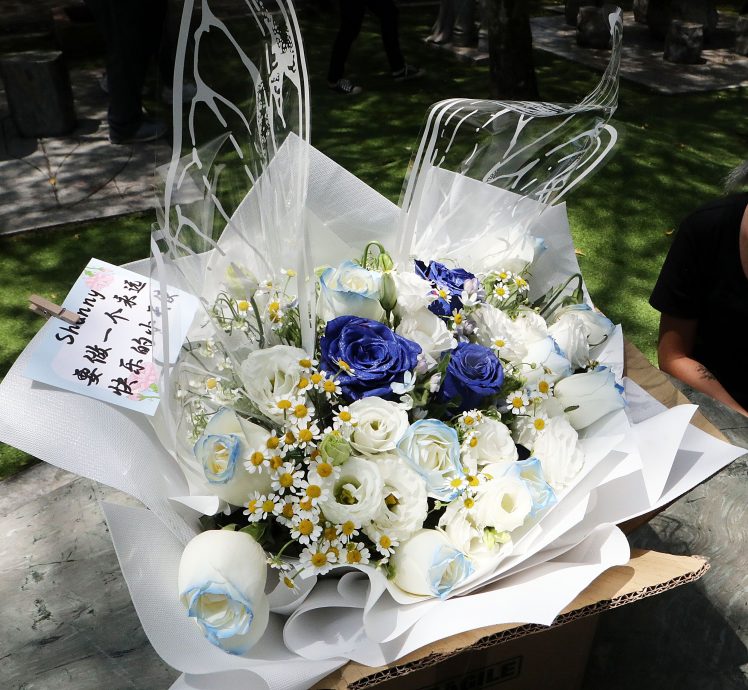大三生坠楼案|友人携花束灵堂致意·愿逝者做“永远快乐的小天使”