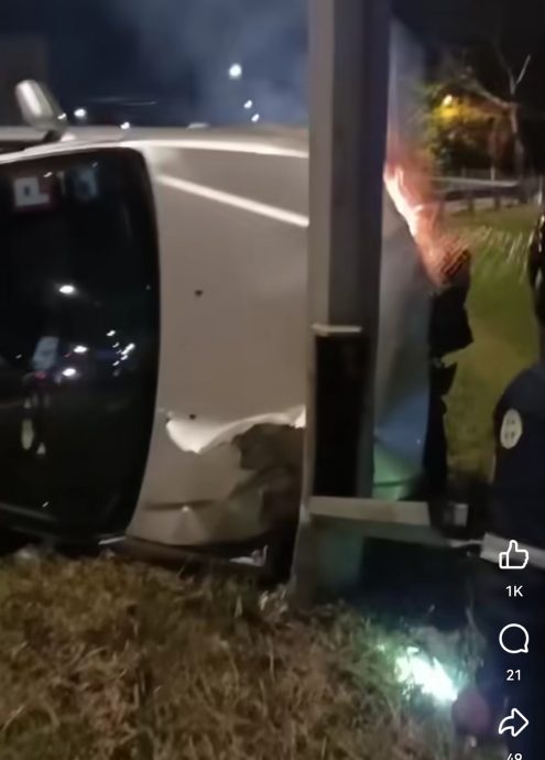 (大北马)轿车路上翻覆起火“救火哥”用热水瓶灭火