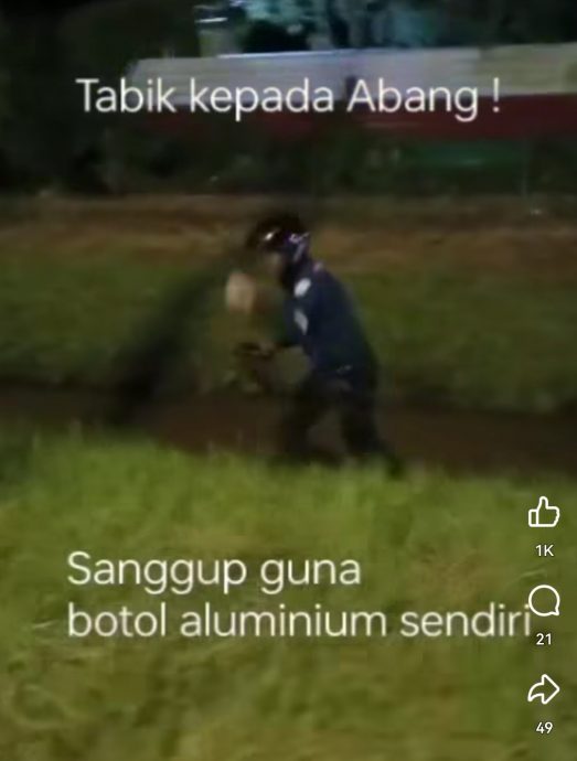 (大北马)轿车路上翻覆起火“救火哥”用热水瓶灭火