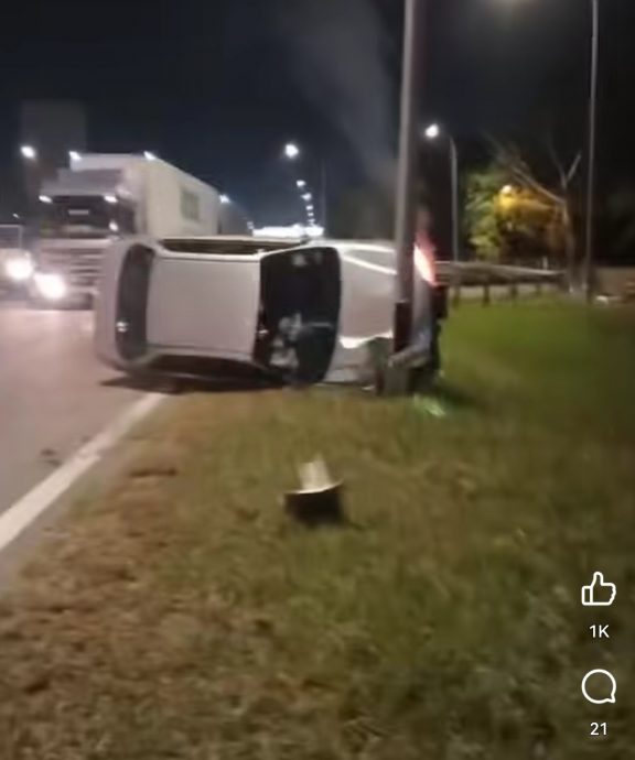 (大北马)轿车路上翻覆起火“救火哥”用热水瓶灭火