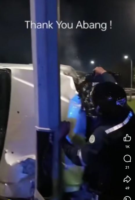 (大北马)轿车路上翻覆起火“救火哥”用热水瓶灭火