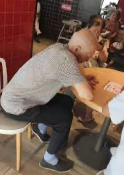 大妈大爷快餐店避暑蹭冷气 你说OK吗?