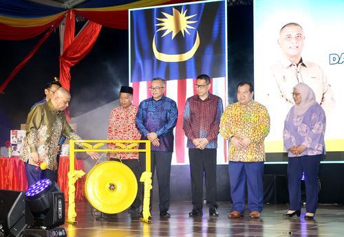 大臣:尊重国旗无关肤色党派 若悬挂有误便携手纠正