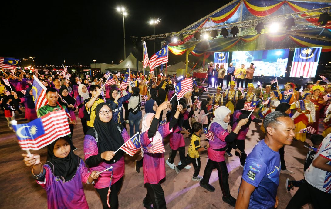 大臣:尊重国旗无关肤色党派 若悬挂有误便携手纠正