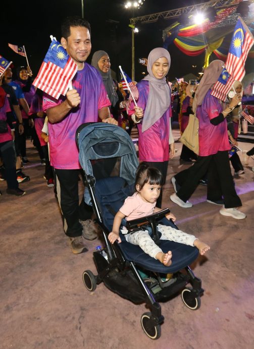 大臣:尊重国旗无关肤色党派 若悬挂有误便携手纠正