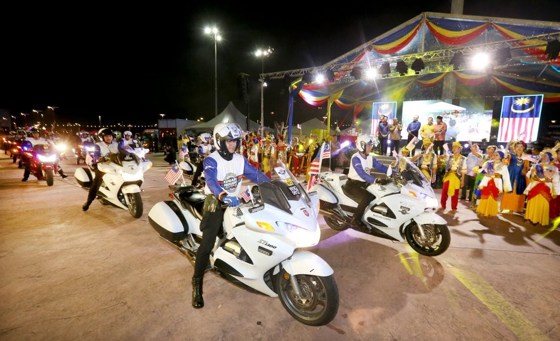 大臣:尊重国旗无关肤色党派 若悬挂有误便携手纠正