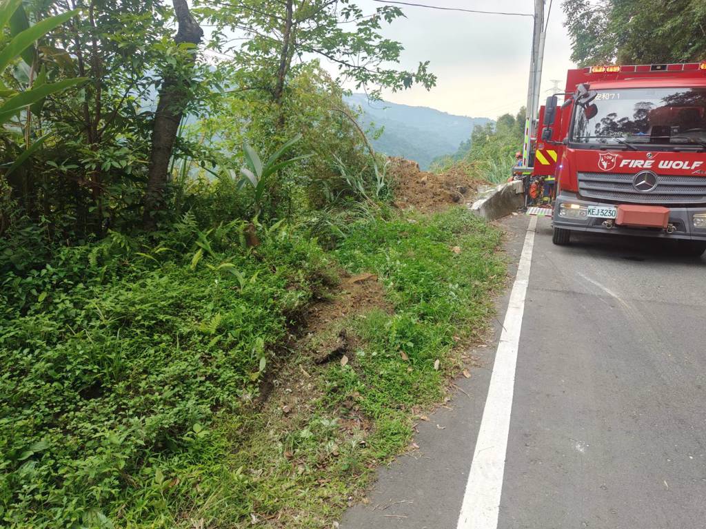 大货车冲对向车道坠崖 司机遭抛落50公尺深谷