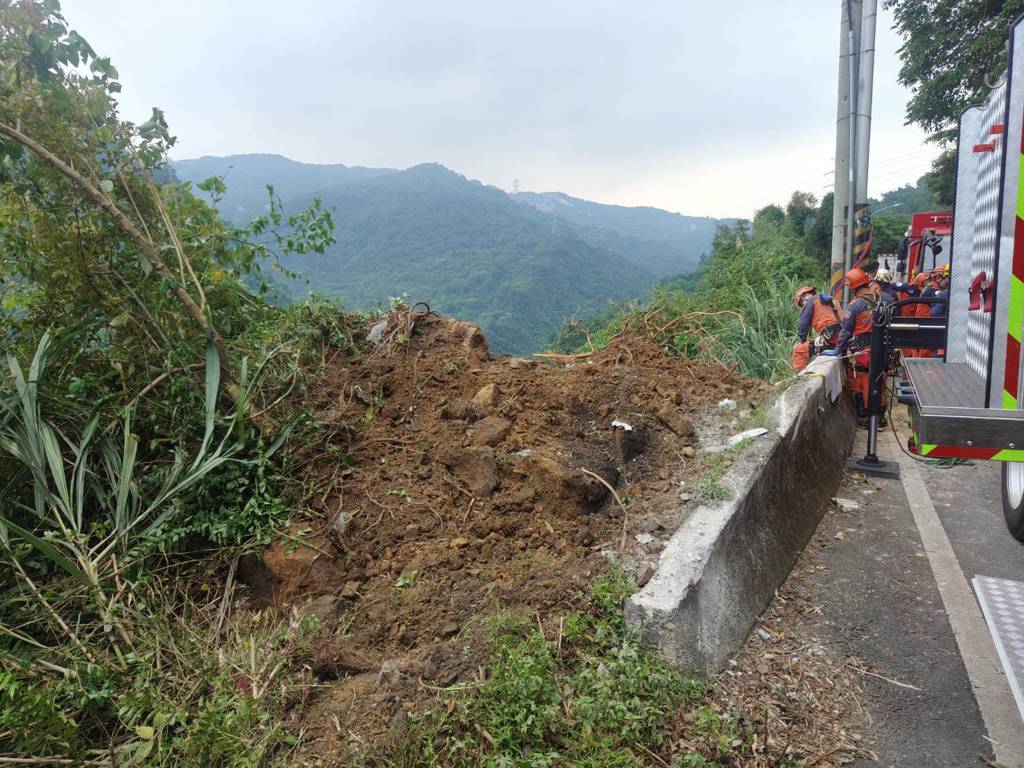 大货车冲对向车道坠崖 司机遭抛落50公尺深谷