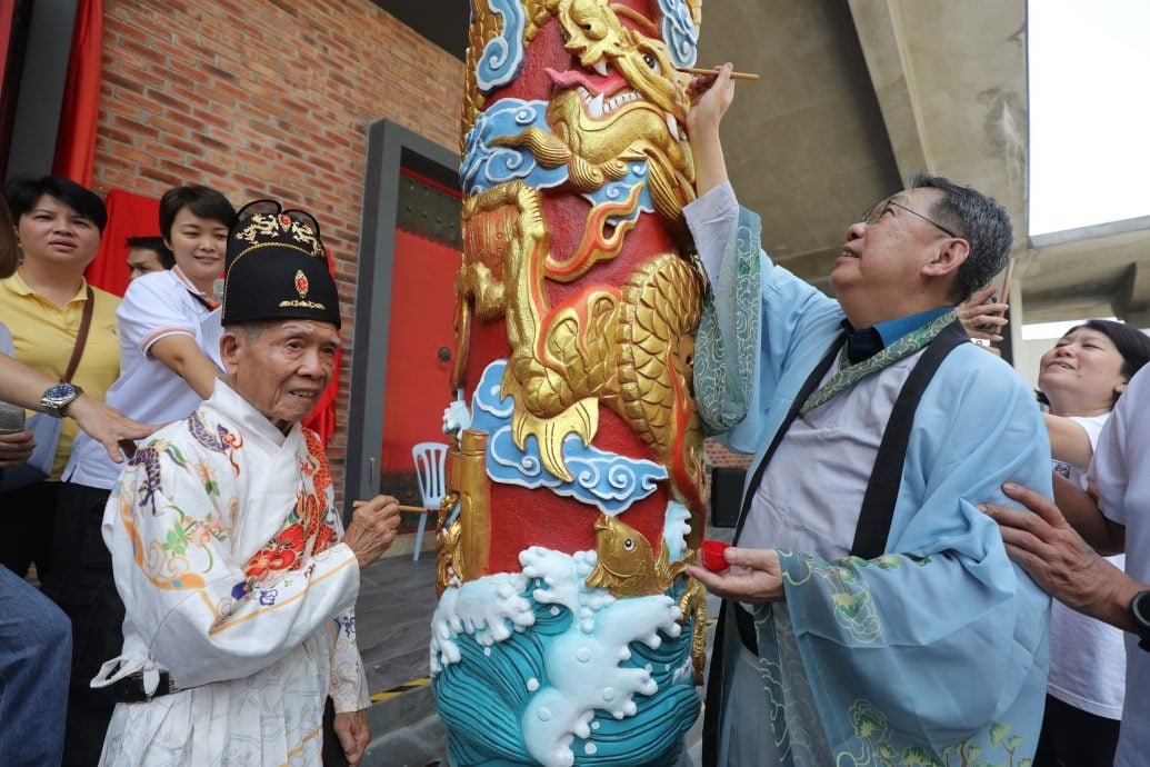 大都会-马来西亚龙母庙举行常年会员大会和为4根金龙柱进行揭幕仪式 /4图