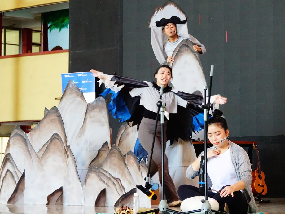 大都会 /ME04头/ 本报活动∕《小喜鹊和岩石山》第四和五场校园演出，有配图