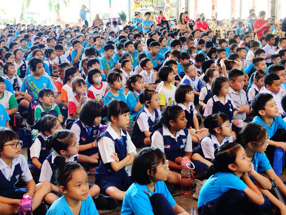 大都会 /ME04头/ 本报活动∕《小喜鹊和岩石山》第四和五场校园演出，有配图