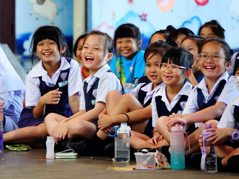 大都会 /ME04头/ 本报活动∕《小喜鹊和岩石山》第四和五场校园演出，有配图