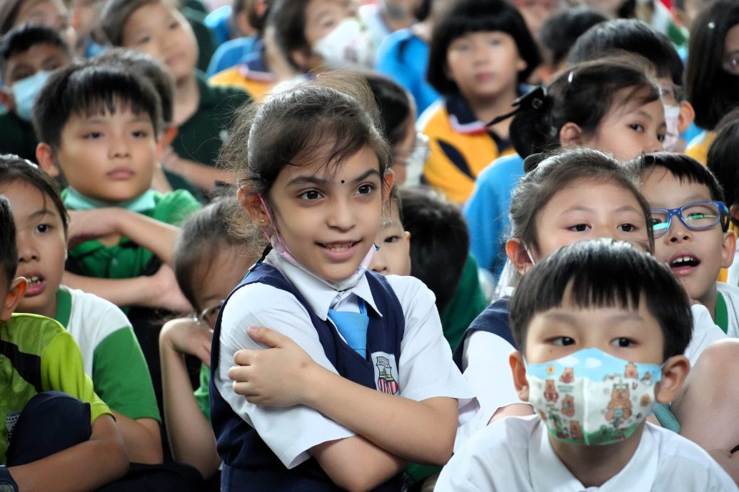 大都会 /ME04头/ 本报活动∕《小喜鹊和岩石山》第四和五场校园演出，有配图