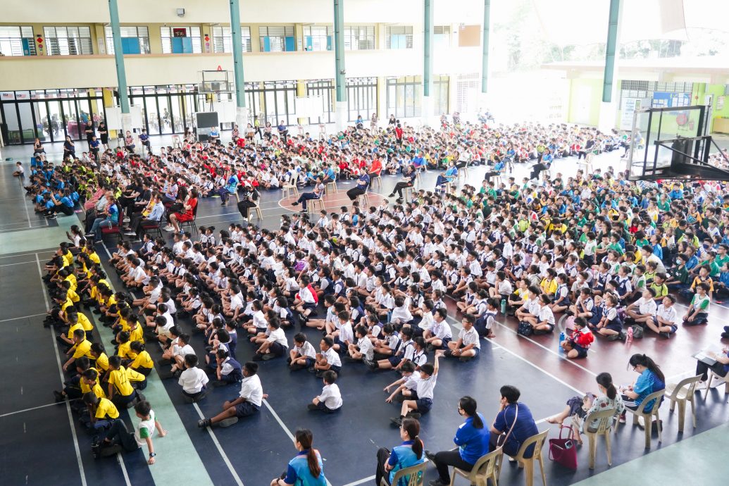 大都会 /ME04头/ 本报活动∕《小喜鹊和岩石山》第四和五场校园演出，有配图