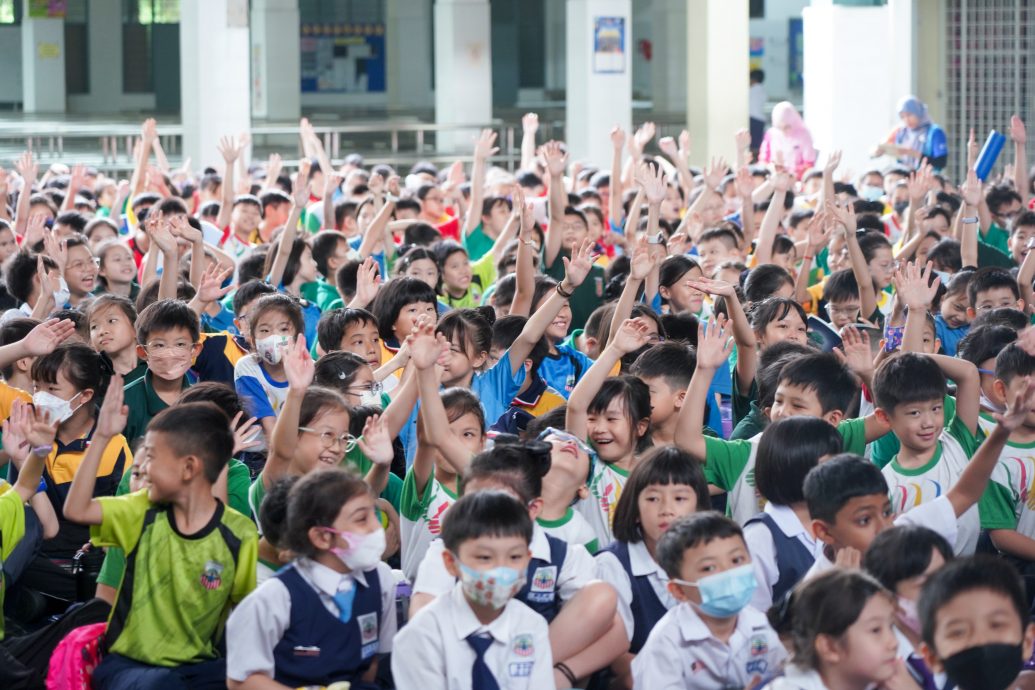 大都会 /ME04头/ 本报活动∕《小喜鹊和岩石山》第四和五场校园演出，有配图