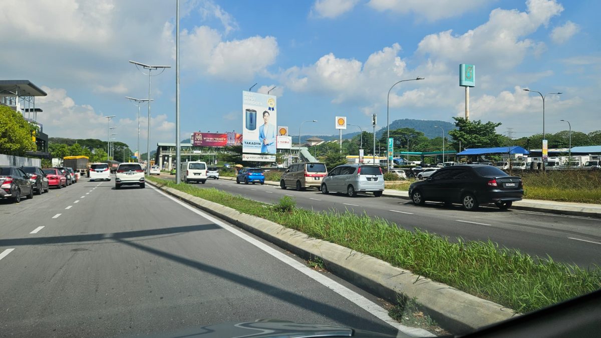 大都会-mrr2往甲洞路口关闭1年乱象不见 余保凭促当局正视解决/6图