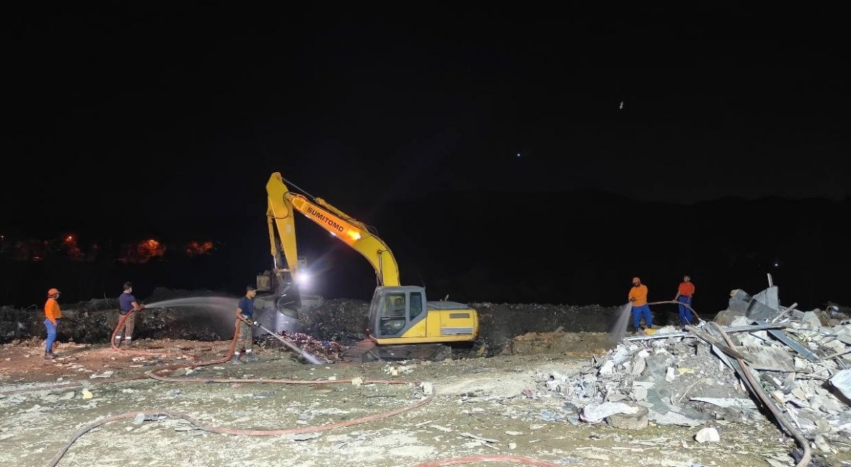 大都会10头:灌救一周非法垃圾场终灭火/5图