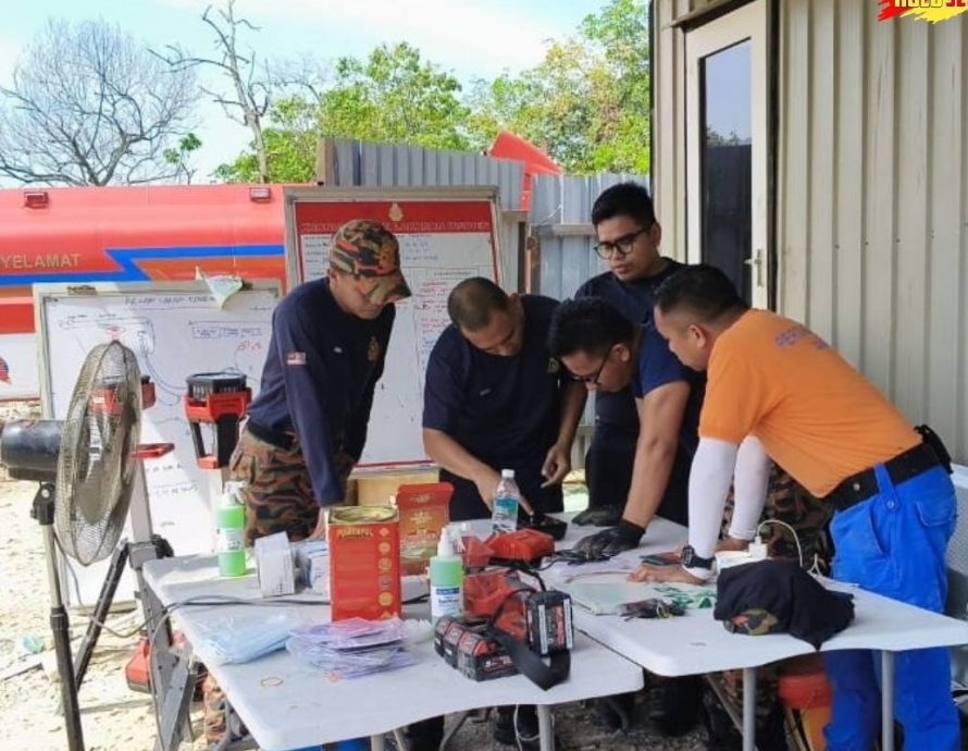 大都会10头:灌救一周非法垃圾场终灭火/5图