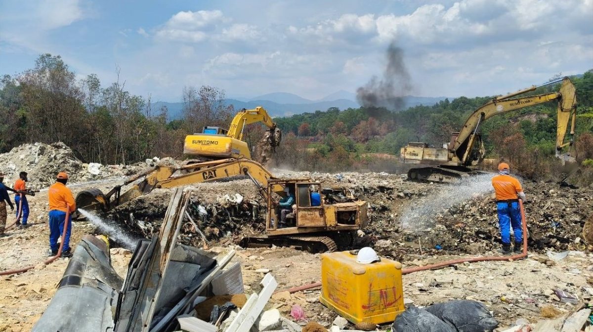 大都会10头:灌救一周非法垃圾场终灭火/5图