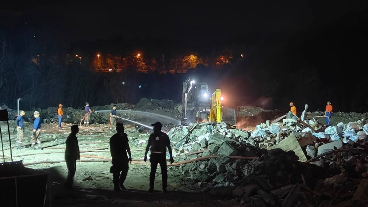 大都会10头:灌救一周非法垃圾场终灭火/5图