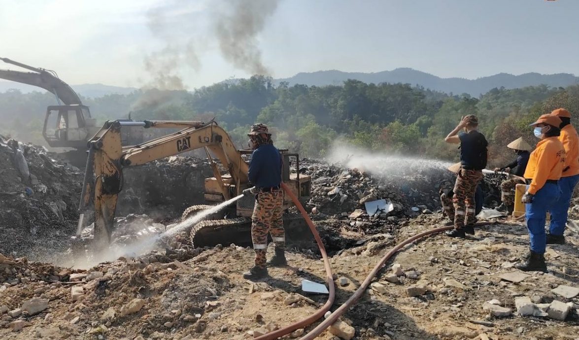 大都会10头:灌救一周非法垃圾场终灭火/5图