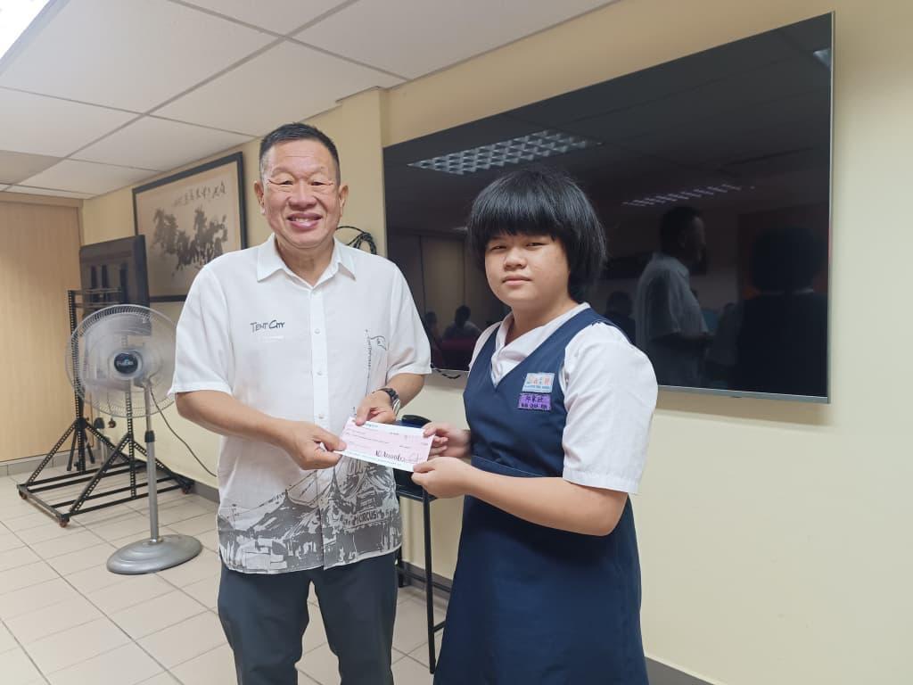 大都会/做头/南阳宫教育基金会发放20.8万助学金  巴生21华小251学生受惠