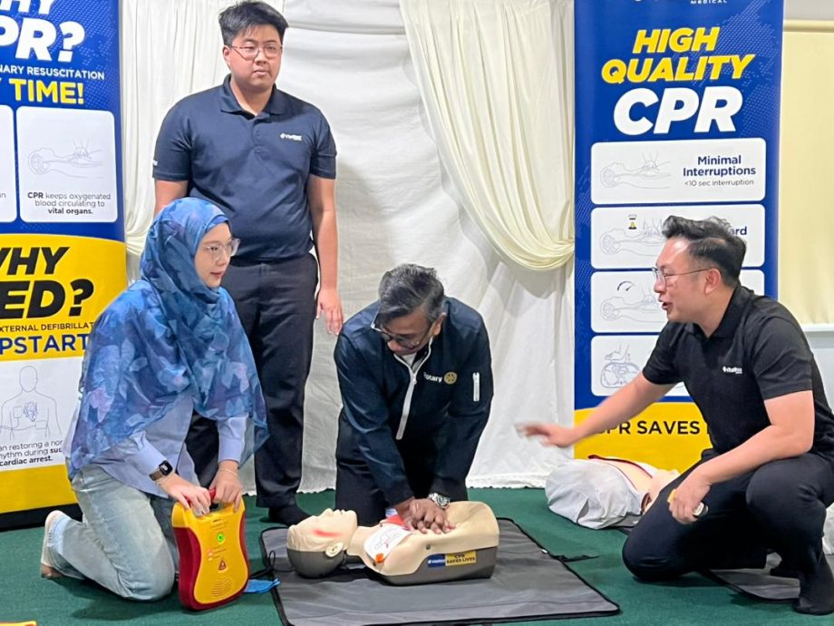 大都会/可做头/嘉玛莉亚见证扶轮社移交AED给清真寺