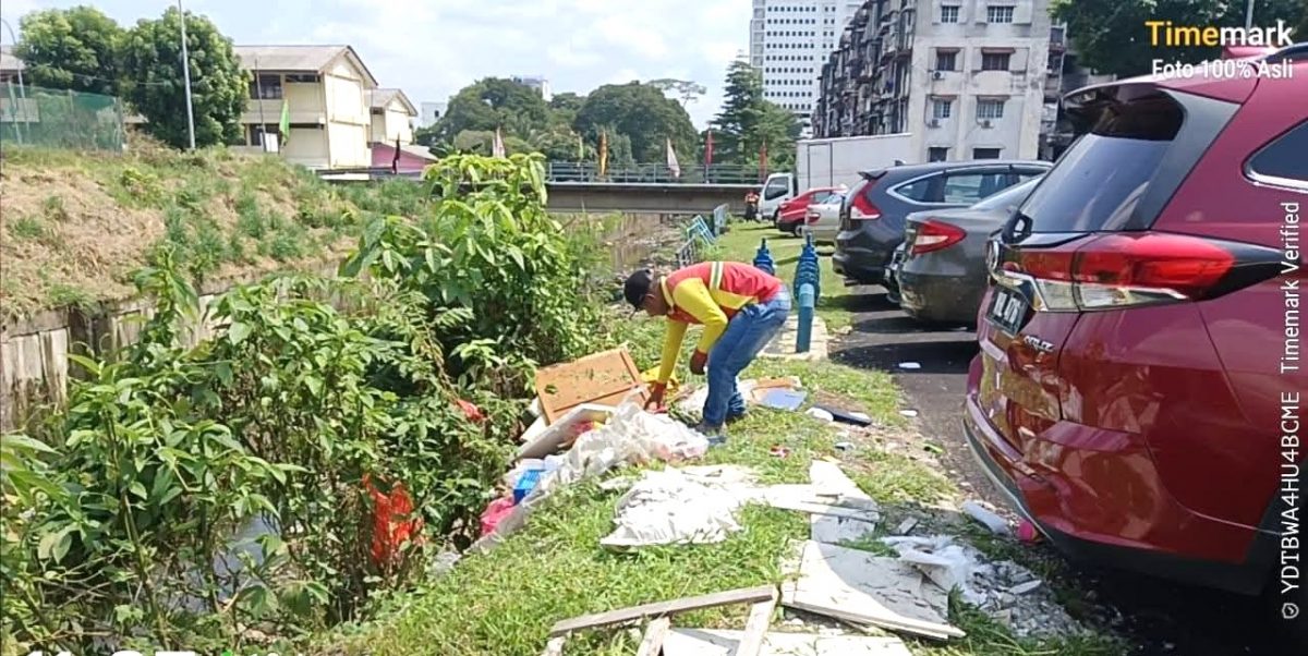 大都会/安邦福全山庄1/14路旁的河道保留地不是公共垃圾场