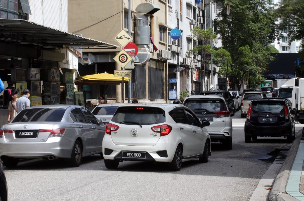 大都会/封面主文/跟进装摄像头摩托车巡逻队拍停车情况