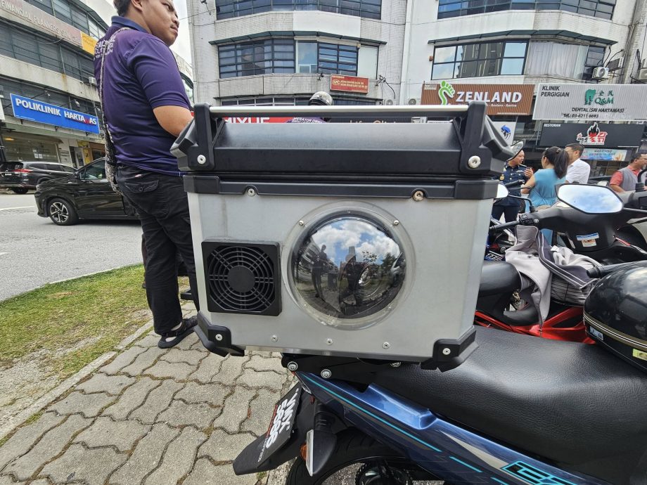 大都会/封面主文/跟进装摄像头摩托车巡逻队拍停车情况