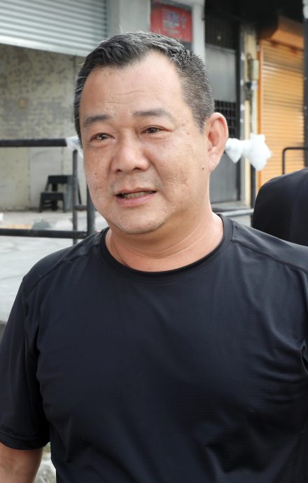 大都会封面/流浪汉盘踞后巷,近期频传爆窃,商家头疼无奈