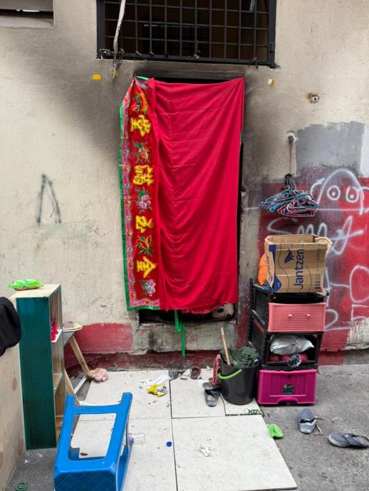 大都会封面/流浪汉盘踞后巷,近期频传爆窃,商家头疼无奈