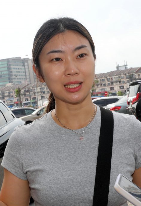 大都会封面/流浪汉盘踞后巷,近期频传爆窃,商家头疼无奈