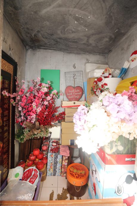大都会封面/流浪汉盘踞后巷,近期频传爆窃,商家头疼无奈