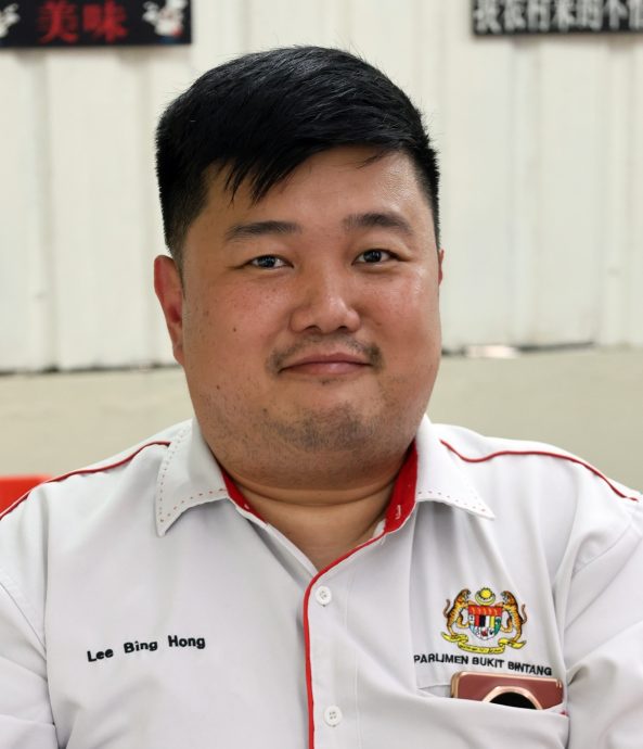 大都会/封面/走访商业区张挂国旗情况