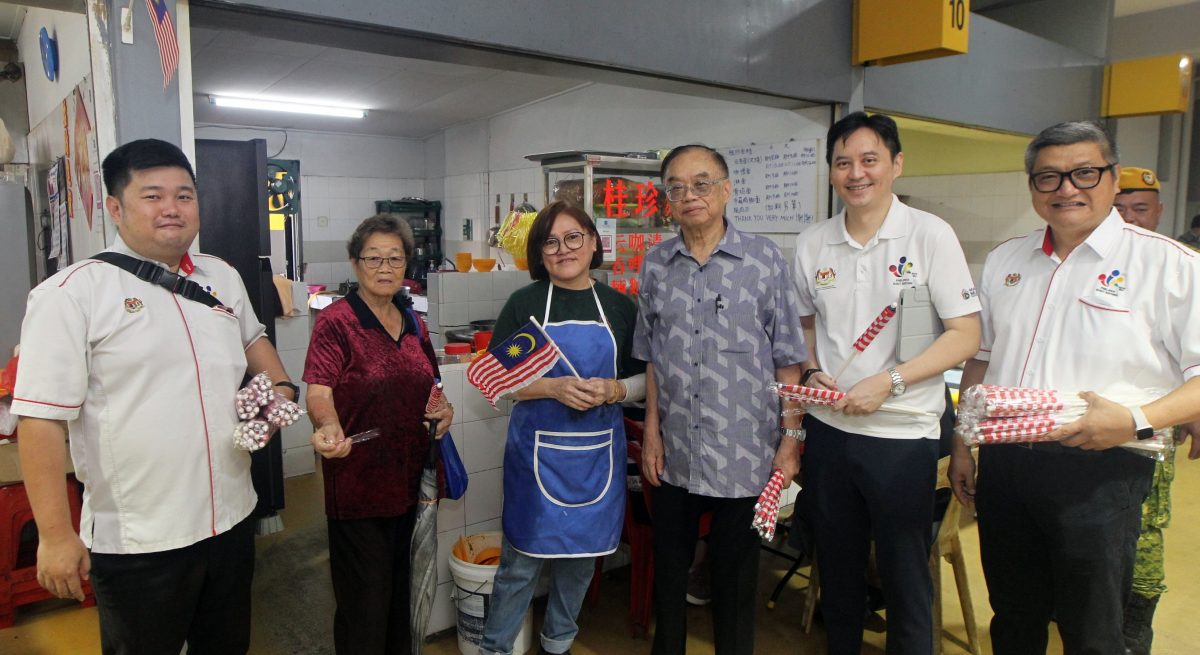 大都会/封面/走访商业区张挂国旗情况