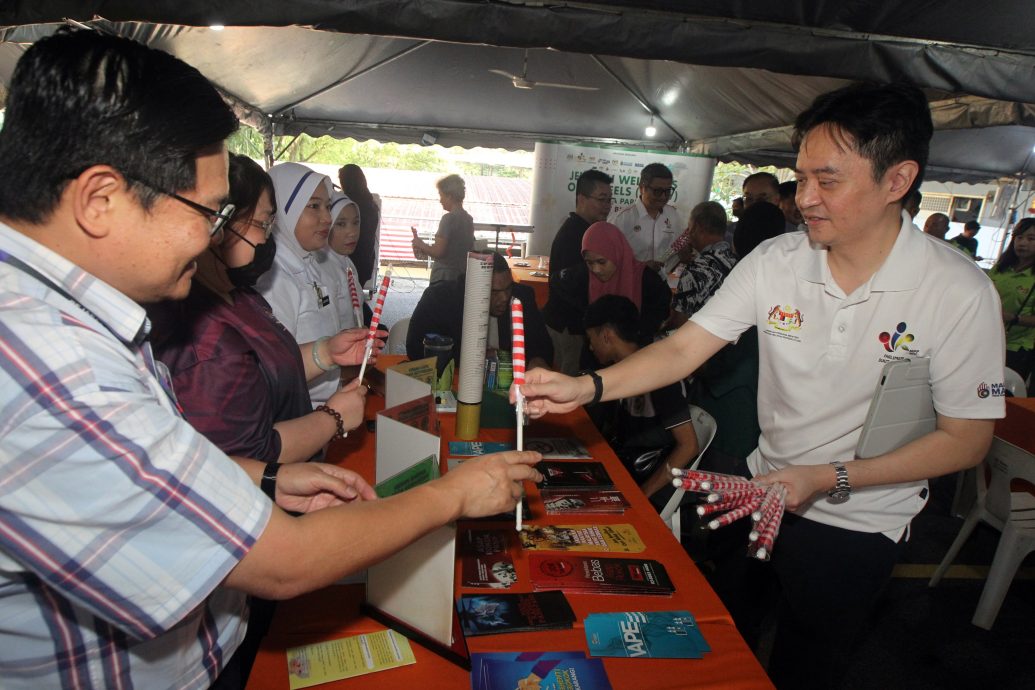 大都会/封面/走访商业区张挂国旗情况