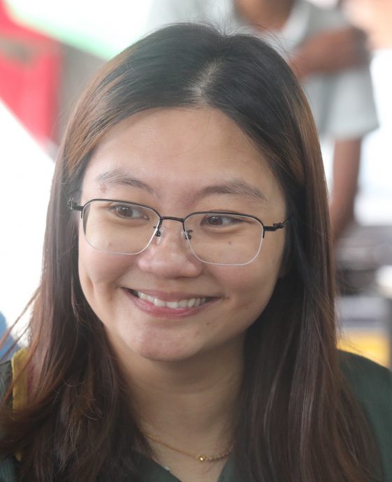 大都会/封面/走访商业区张挂国旗情况