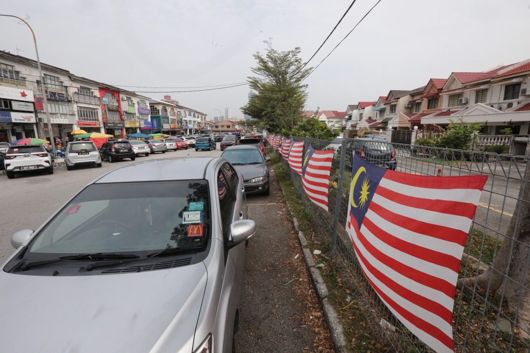 大都会/封面/走访商业区张挂国旗情况